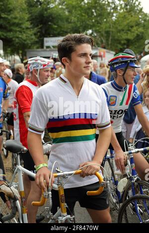 Giovane ciclista alla centesima edizione del Tour de France a Goodwood Revival in Sussex, West, Regno Unito Foto Stock