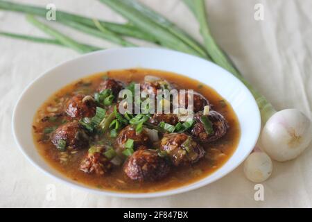 Veg Manchurian. Un gustoso piatto cinese Indo con palle di verdure fritte in una salsa piccante, dolce e piccante. La palla di verdure è fatta di cavolo, carota Foto Stock