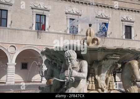 La fontana di Piazza del Popolo a Pesaro Foto Stock