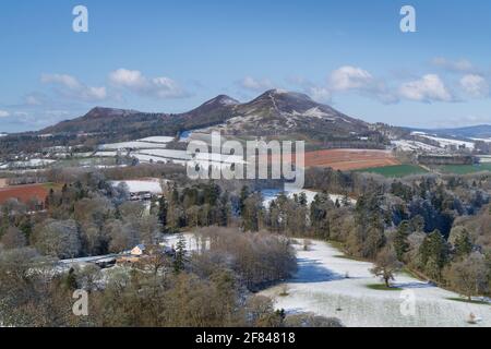 Le colline Eildon ai confini scozzesi, da Scott's View verso Melrose, all'inizio di aprile neve. immagine extra large da 60 megapixel. Foto Stock