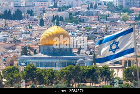 Gerusalemme, Israele; 11 aprile 2021 - una vista della città vecchia di Gerusalemme con le piastrelle dorate e blu della Moschea al Aqsa sul Monte del Tempio. Foto Stock