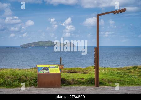 Dingle, Irlanda, agosto 2019 cartello e informazioni sul molo di Dunquin, la panoramica penisola di Dingle, parte della Wild Atlantic Way Foto Stock