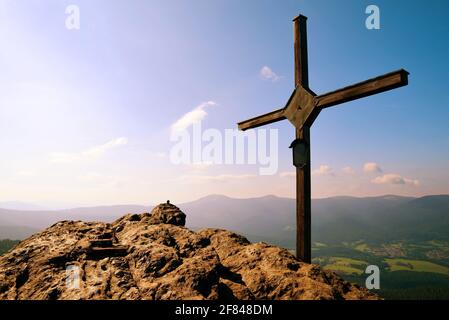 Croce di legno sulla cima di una montagna Grosser Osser nel parco nazionale della foresta bavarese, Germania. Foto Stock