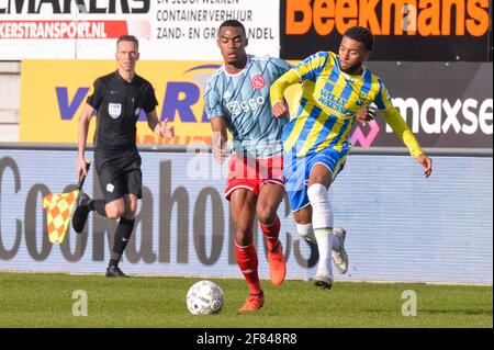 WAALWIJK, PAESI BASSI - APRILE 11: Ryan Gravenberch di Ajax e Sylla scrofa di RKC Waalwijk durante la partita olandese di Eredivisie tra RKC Waalwijk e AF Foto Stock