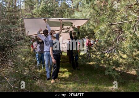 Schleife, Germania. 11 Apr 2021. Un banner con l'iscrizione 'UNVERKÄUFLICH www.kein-tagebau.de' è allestito nella foresta vicino a Schleife. L'azione di protesta 'Unverkäuflich' della rete ambientale di Grüne Liga a Schleife, nei pressi della miniera d'opencast Nochten, nel distretto di Görlitz, è diretta contro la minaccia del dragaggio di LEAG (Lausitz Energie Bergbau AG). Credit: Daniel Schäfer/dpa-Zentralbild/dpa/Alamy Live News Foto Stock