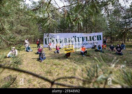 Schleife, Germania. 11 Apr 2021. Un banner con l'iscrizione 'UNVERKÄUFLICH www.kein-tagebau.de' è allestito nella foresta vicino a Schleife. L'azione di protesta 'Unverkäuflich' della rete ambientale di Grüne Liga a Schleife, nei pressi della miniera d'opencast Nochten, nel distretto di Görlitz, è diretta contro la minaccia del dragaggio di LEAG (Lausitz Energie Bergbau AG). Credit: Daniel Schäfer/dpa-Zentralbild/dpa/Alamy Live News Foto Stock