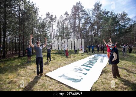 Schleife, Germania. 11 Apr 2021. Un banner con l'iscrizione 'UNVERKÄUFLICH www.kein-tagebau.de' è allestito nella foresta vicino a Schleife. L'azione di protesta 'Unverkäuflich' della rete ambientale di Grüne Liga a Schleife, nei pressi della miniera d'opencast Nochten, nel distretto di Görlitz, è diretta contro la minaccia del dragaggio di LEAG (Lausitz Energie Bergbau AG). Credit: Daniel Schäfer/dpa-Zentralbild/dpa/Alamy Live News Foto Stock