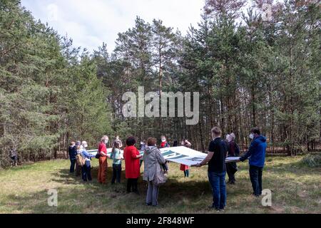 Schleife, Germania. 11 Apr 2021. Un banner con l'iscrizione 'UNVERKÄUFLICH www.kein-tagebau.de' è allestito nella foresta vicino a Schleife. L'azione di protesta 'Unverkäuflich' della rete ambientale di Grüne Liga a Schleife, nei pressi della miniera d'opencast Nochten, nel distretto di Görlitz, è diretta contro la minaccia del dragaggio di LEAG (Lausitz Energie Bergbau AG). Credit: Daniel Schäfer/dpa-Zentralbild/dpa/Alamy Live News Foto Stock