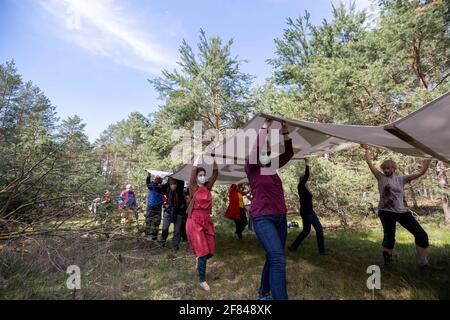 Schleife, Germania. 11 Apr 2021. Un banner con l'iscrizione 'UNVERKÄUFLICH www.kein-tagebau.de' è allestito nella foresta vicino a Schleife. L'azione di protesta 'Unverkäuflich' della rete ambientale di Grüne Liga a Schleife, nei pressi della miniera d'opencast Nochten, nel distretto di Görlitz, è diretta contro la minaccia del dragaggio di LEAG (Lausitz Energie Bergbau AG). Credit: Daniel Schäfer/dpa-Zentralbild/dpa/Alamy Live News Foto Stock