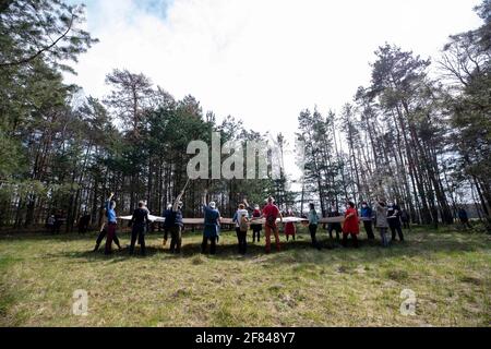 Schleife, Germania. 11 Apr 2021. Un banner con l'iscrizione 'UNVERKÄUFLICH www.kein-tagebau.de' è allestito nella foresta vicino a Schleife. L'azione di protesta 'Unverkäuflich' della rete ambientale di Grüne Liga a Schleife, nei pressi della miniera d'opencast Nochten, nel distretto di Görlitz, è diretta contro la minaccia del dragaggio di LEAG (Lausitz Energie Bergbau AG). Credit: Daniel Schäfer/dpa-Zentralbild/dpa/Alamy Live News Foto Stock
