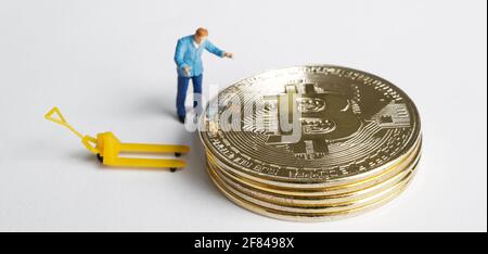 macro minatori che lavorano su bitcoin. concetto virtuale di estrazione della criptovaluta Foto Stock