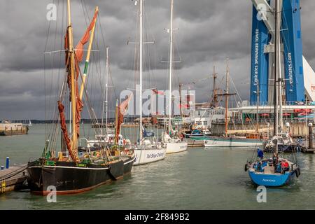 Barca a vela 'Alice' e yacht 8110 'Adrigole' , Portsmouth, Hampshire Foto Stock