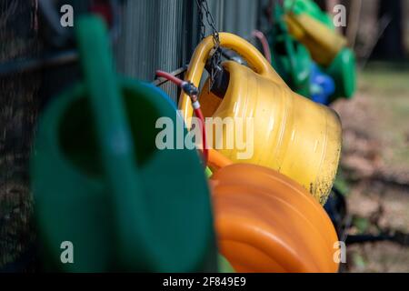 annaffiatura lattine nel loro posto di deposito ad un cimitero Foto Stock