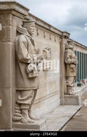 Statue sul Portsmouth Naval Memorial, Portsmouth, Hampshire Foto Stock