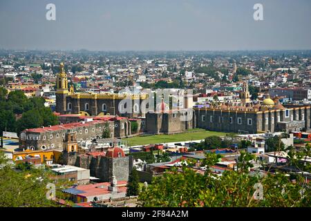 Vista panoramica del convento di San Gabriel del XVI secolo, della Cappella reale barocca (Capilla Real) e delle case coloniali di Cholula, Puebla Messico. Foto Stock