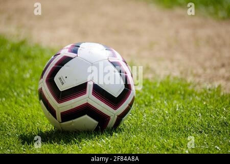 Londra, Regno Unito. 11 Apr 2021. Palla di partita durante la fa Cup gioco tra Leyton Orient e Chichester & Selsey al Breyer Group Stadium di Londra Credit: SPP Sport Press Photo. /Alamy Live News Foto Stock