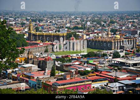 Vista panoramica del convento di San Gabriel del XVI secolo, della Cappella reale barocca (Capilla Real) e delle case coloniali di Cholula, Puebla Messico. Foto Stock