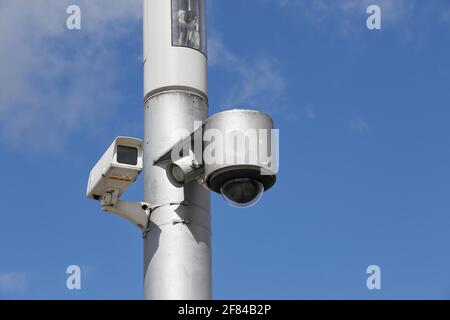 CCTV in parte anteriore del cielo nuvoloso, Glasgow, Scozia, Gran Bretagna Foto Stock