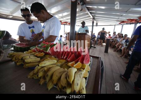 salvador, bahia / brasile - 31 gennaio 2018: I turisti prendono il giro della goletta attraverso l'isola di Frades e la spiaggia di Ponta de Areia, sull'isola di Itaparica. L Foto Stock