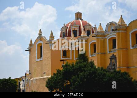Vista panoramica della Parroquia de San Pedro Apóstol in stile barocco in Plaza de la Concordia, Cholula Puebla Messico. Foto Stock