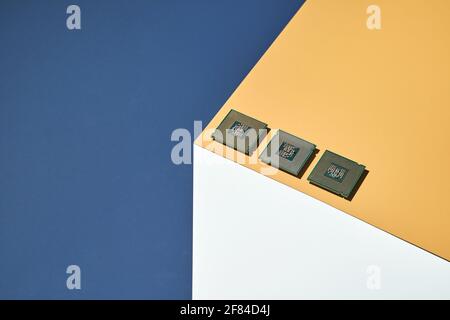 Concetto di cubo alla moda isometrico. Modulo cpu del computer. Giallo e blu. Negozio al dettaglio Foto Stock