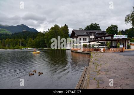 Il Pipino's Cafe-Restaurant-Lounge, sulle sponde dello Schwarzsee - Lago Nero, Lago di Mori, nel cuore delle Alpi Kitzbuhel, Tirolo, Austria. Foto Stock