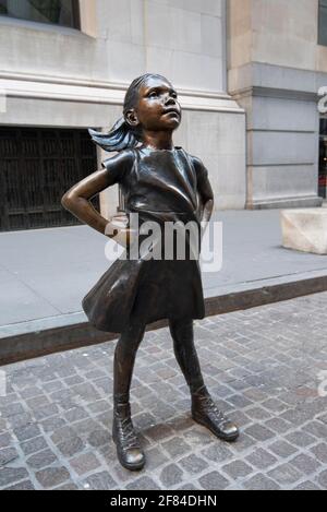Bronzo-statue Fearless Girl, furchtloses Maedchen von der amerikanischen Bildhauerin Kristen Visbal vor dem Gebaeude der New Yorker Boerse, New York Foto Stock