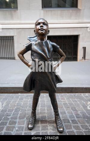 Bronzo-statue Fearless Girl, furchtloses Maedchen von der amerikanischen Bildhauerin Kristen Visbal vor dem Gebaeude der New Yorker Boerse, New York Foto Stock