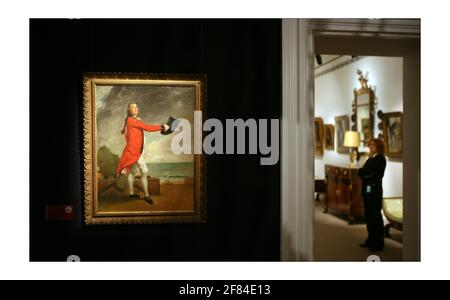 Un dipinto recentemente scoperto di Johann Zoffany va in mostra nella prossima vendita di mobili e opere d'arte di proprietà di Gianni Versace presso la casa d'aste Sotheby a Londra. Il dipinto, che si pensa sia andato perduto, raffigura il maggiore George Maule e fa parte della collezione di Versace per 15 anni. L'asta propone 550 lotti di mobili e di arte che riempivano Villa Fontanelle, la casa del defunto stilista Gianni Versace sulle rive del Lago di Como. Sotheby's hanno accuratamente ricreato diverse stanze della villa, tra cui la camera da letto di Versace.Fotografia di David Sandison The Independent Foto Stock