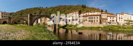 Ponte sul fiume Allier, Lavoute-Chilhac, Haute Loire Departement, Auvergne, Francia Foto Stock