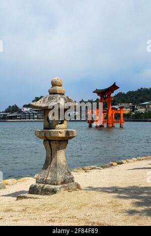 Lanterna di pietra e Torii rossi, Santuario di Itsukushima, Santuario di Itsukushima-jinja, Miyajima, Giappone Foto Stock