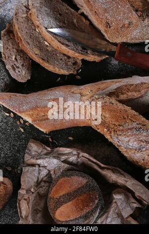 Pane misto e panini sparati dall'alto su uno sfondo nero. Foto Stock