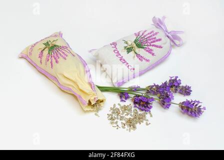 Sacchetti profumati di lavanda (Lavandula angustifolia) e fiori di lavanda,  Provenza, Francia meridionale, sacchetti profumati di lavanda, sacchetti di  lavanda, Souvenir Foto stock - Alamy