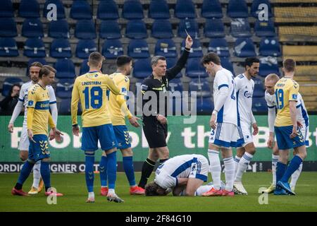 Brondby, Danimarca. 11 Apr 2021. L'arbitro Michael Tykgaard dà una carta gialla durante la partita 3F Superliga tra Brondby IF e FC Copenhagen al Brondby Stadium di Brondby. (Photo Credit: Gonzales Photo/Alamy Live News Foto Stock