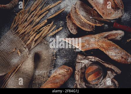 Pane misto e panini sparati dall'alto su uno sfondo nero. Foto Stock