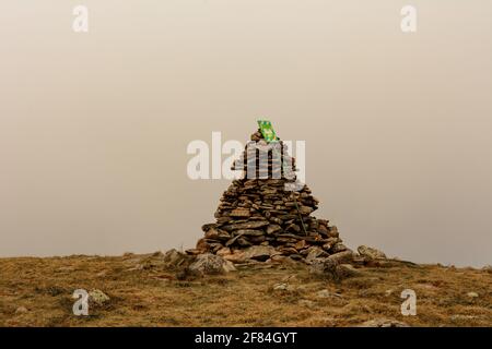 Turisti in impermeabile si trovano sulla cima della montagna, Monte Brebeneskul e nebbia, nuvole di pioggia sulla dorsale montenegrina, turisti felici.2020 Foto Stock