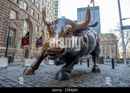 Bullenfigur vor der Boerse, Charging Bull, auch Wall Street Bull oder Bowling Green Bull, New York Stock Exchange, Wall Street, quartiere finanziario Foto Stock