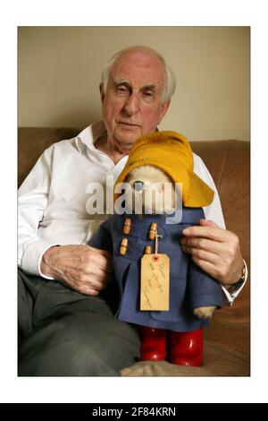 Michael Bond il creatore di Paddington Bear a casa a Londra. Paddington Bear ha 50 anni in 2008Fotografia di David Sandison The Independent Foto Stock