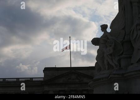 Londra, Inghilterra, Regno Unito. 11 Apr 2021. L'Union Jack vola a metà palo per il duca di Edimburgo Principe Filippo a Buckingham Palace. Credit: Tayfun Salci/ZUMA Wire/Alamy Live News Foto Stock
