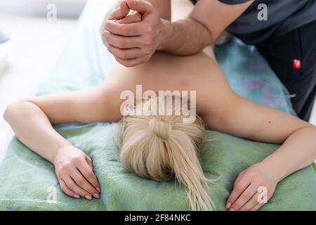 Cute chubby donna ottenere un massaggio alla schiena a casa Foto Stock