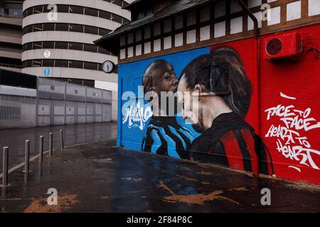 Stadio Giuseppe Meazza, Milano, 11 Apr 2021, Zlatan Ibrahimovic (AC Milan) e Romelu Lukaku (FC Internazionale) contestano graffiti fuori San Siro durante Inter - FC Internazionale vs Cagliari Calcio, Calcio italiano Serie A match - Foto Francesco Scaccianoce / LM Foto Stock