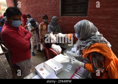 Prayagraj, India. 11 Apr 2021. Un operatore sanitario raccoglie un bastoncino di cotone a Prayagraj, lo stato settentrionale dell'India di Uttar Pradesh, il 11 aprile 2021. L'India ha riportato un record di 152,879 nuovi casi COVID-19 la domenica, portando il totale a 13,358,805, secondo i dati rilasciati dal governo federale. Credit: Sr/Xinhua/Alamy Live News Foto Stock