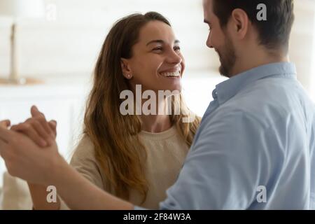Felice giovane coppia danza a casa festeggiando Foto Stock