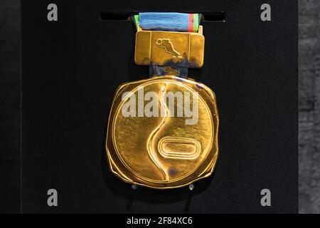 tokyo, giappone - 2 marzo 2021: Primo piano sulla medaglia d'oro ufficiale utilizzata durante le Olimpiadi invernali di Sapporo del 1972 esposte al Museo Olimpico del Giappone Foto Stock