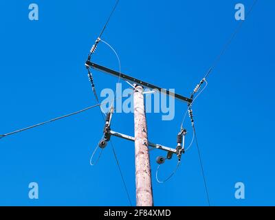 Un pilone di alimentazione elettrica che fornisce energia attraverso la rete nazionale del Regno Unito mostrando cavi di alimentazione, isolatori e altre apparecchiature. Foto Stock