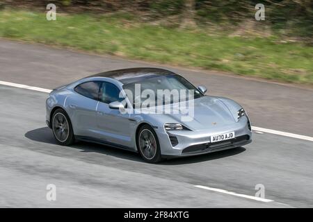 2020 Porsche Taycan 4S 93Kwh berlina elettrica sulla M6 autostrada vicino Preston a Lancashire, Regno Unito. Foto Stock