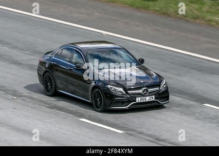 2016 Mercedes Benz AMG C63 Premium Auto 3982 cc benzina saloon guida sull'autostrada M6 vicino Preston a Lancashire, Regno Unito. Foto Stock