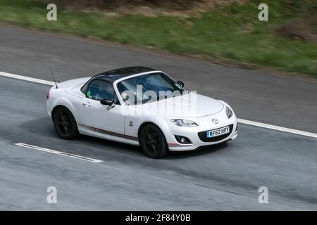 2012 Mazda MX-5 bianca roadster Kuro; guida sull'autostrada M6 vicino a Preston nel Lancashire, Regno Unito. Foto Stock