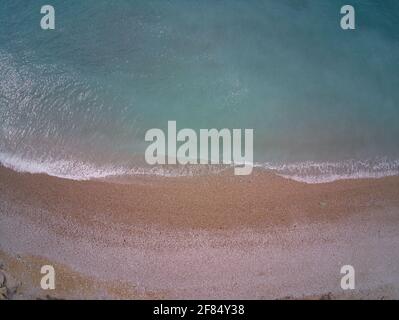 Drone vista sul mare e le onde alla spiaggia Villajoyosa, situato ad Alicante, Spagna. Paesaggio Foto Stock