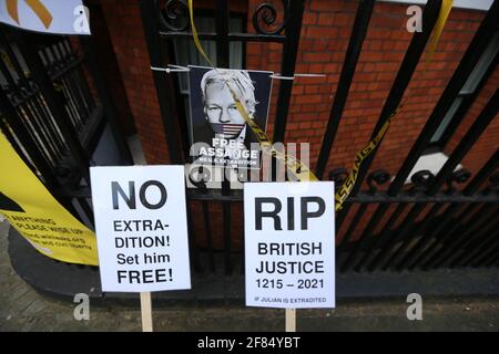 Londra Regno Unito. 11 Apr 2021. I sostenitori di Wikileaks il fondatore Julian Assange organizzano una protesta al di fuori dell'ambasciata dell'Ecuador a Londra. Assange è stato tolto dall'ambasciata e arrestato 2 anni fa oggi dopo aver trascorso quasi 7 sette anni all'interno dell'edificio diplomatico. Credit: Tayfun Salci/ZUMA Wire/Alamy Live News Foto Stock